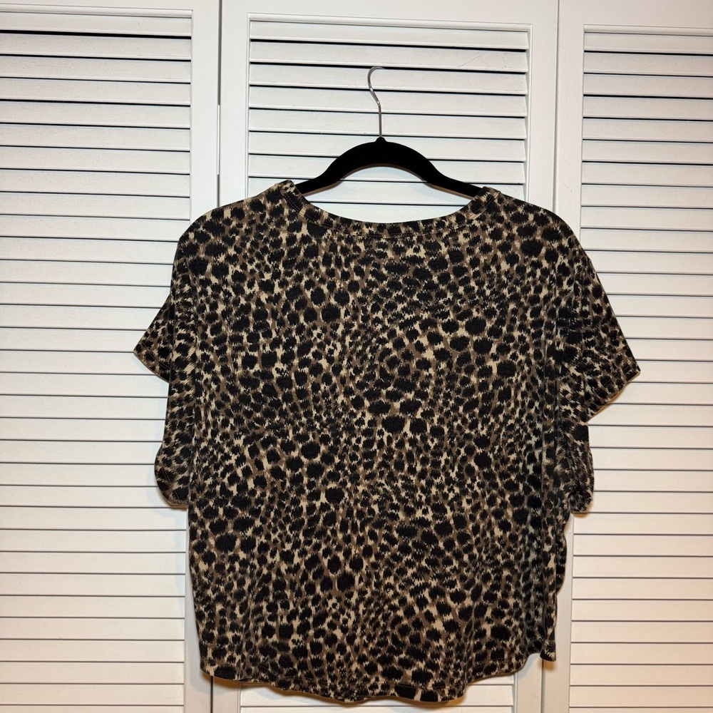 Old Navy Ultralite Leopard Print Short Sleeve Cropped Tee - Picture 3 of 3